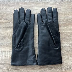 COACH Leather gloves in black. Lightly used, good shape. 100% shearling inside.